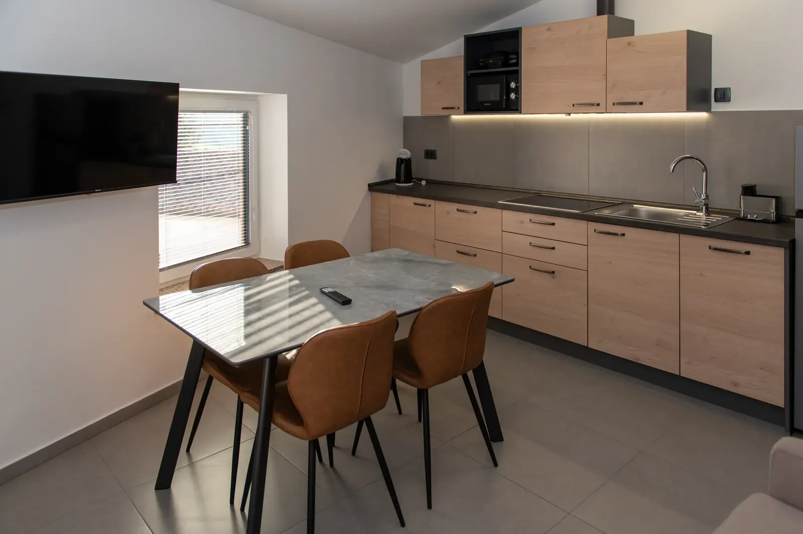 Apartma pod Nanosom – kuhinja in jedilnica