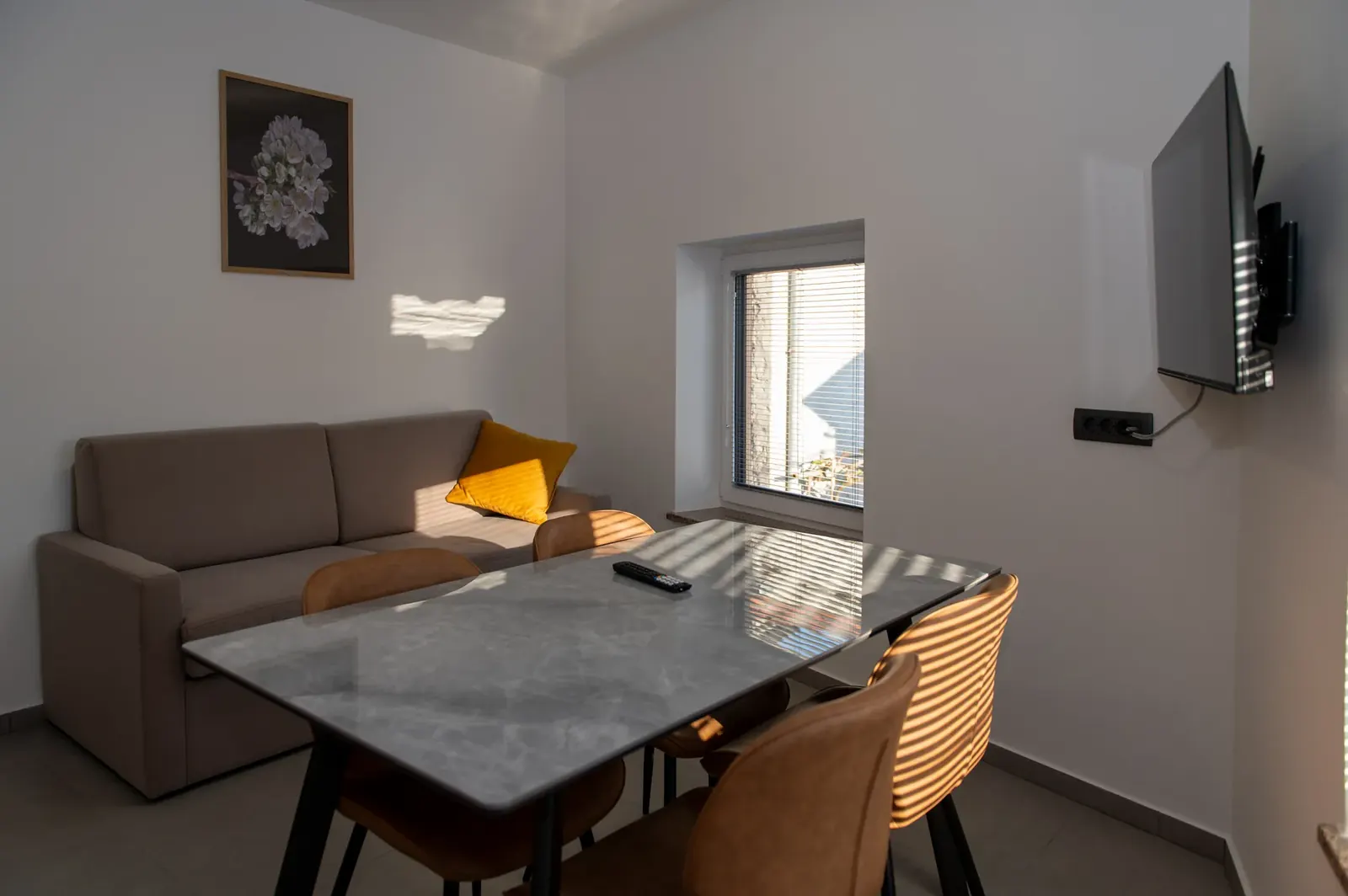 Apartma pod Nanosom – dnevna soba z jedilno mizo