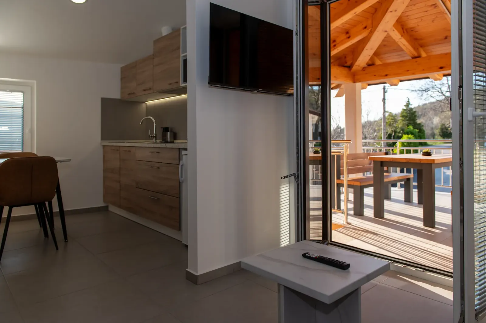 Apartma Vipavska burja – kuhinja in terasa