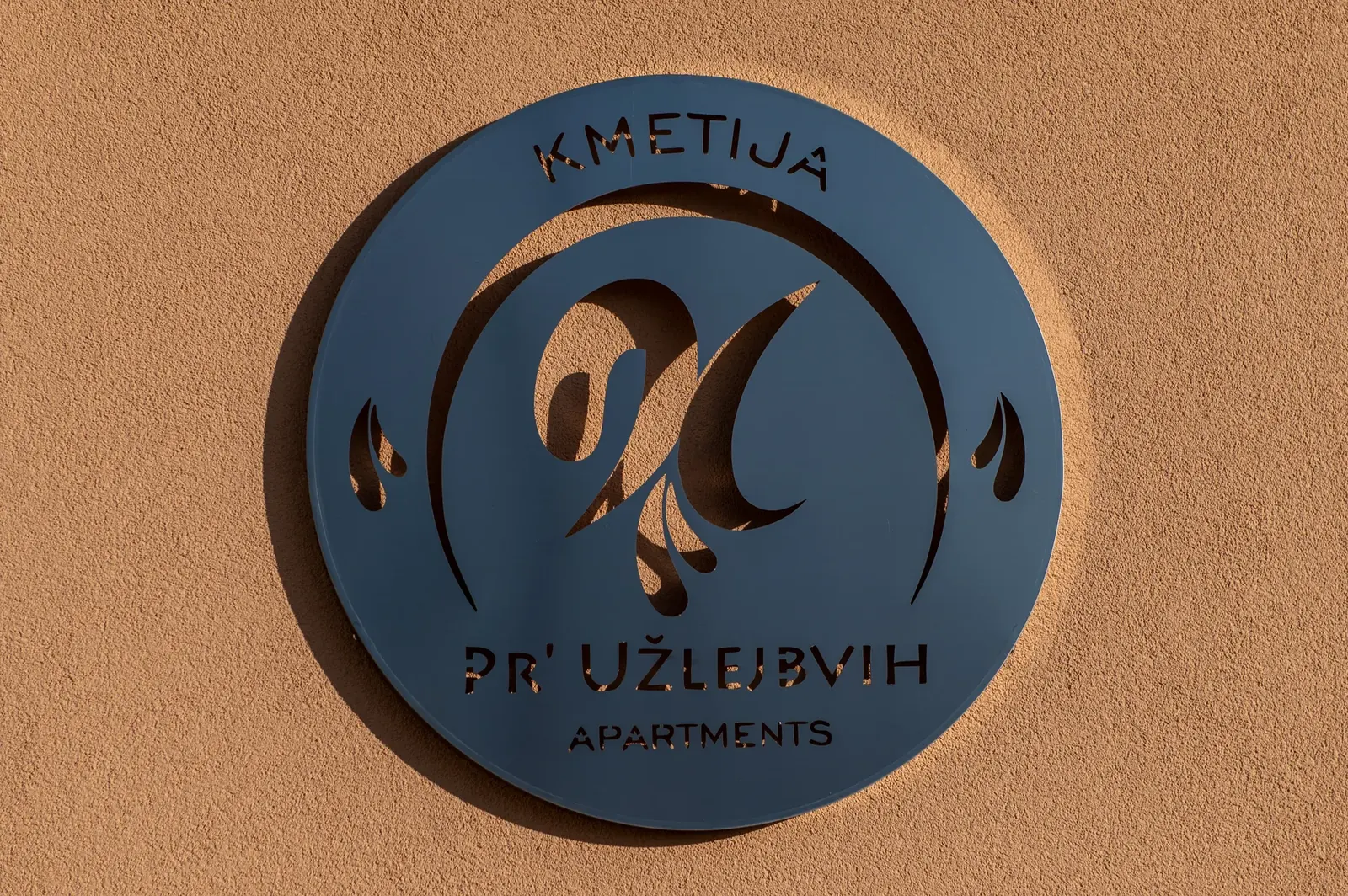 Logo na zidu